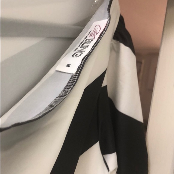 A symmetric black and white beauty - Picture 5 of 6